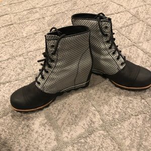 Sorel 1964 lace up wedge size 10